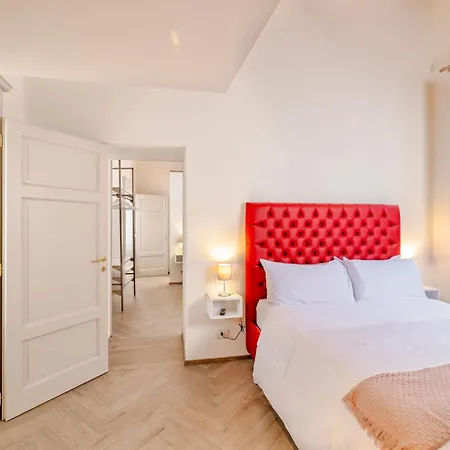 Апартаменти Iconic Square Luxury Attic Tuscany *