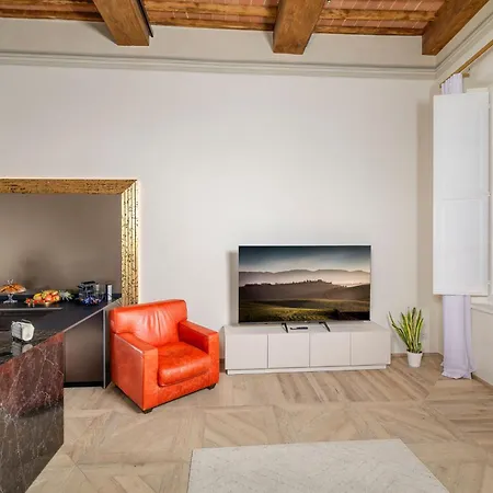 Iconic Square Luxury Attic Tuscany Apartment