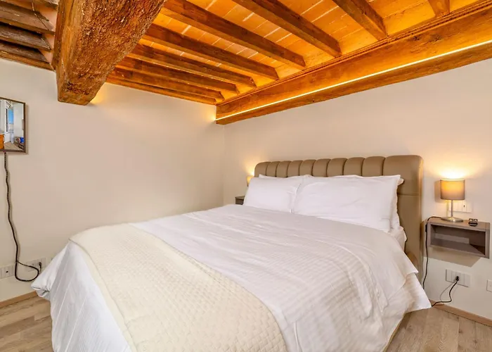 Iconic Square Luxury Attic Tuscany דירה *