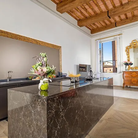 Iconic Square Luxury Attic Tuscany Apartment