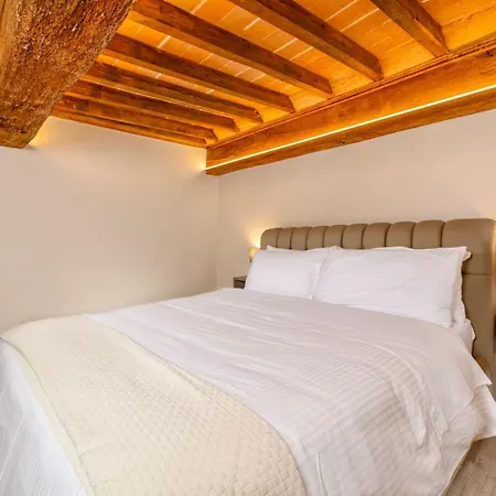 Iconic Square Luxury Attic Tuscany Apartment *