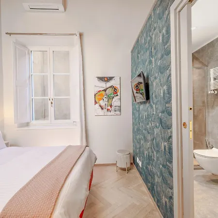 Iconic Square Luxury Attic Tuscany شقة